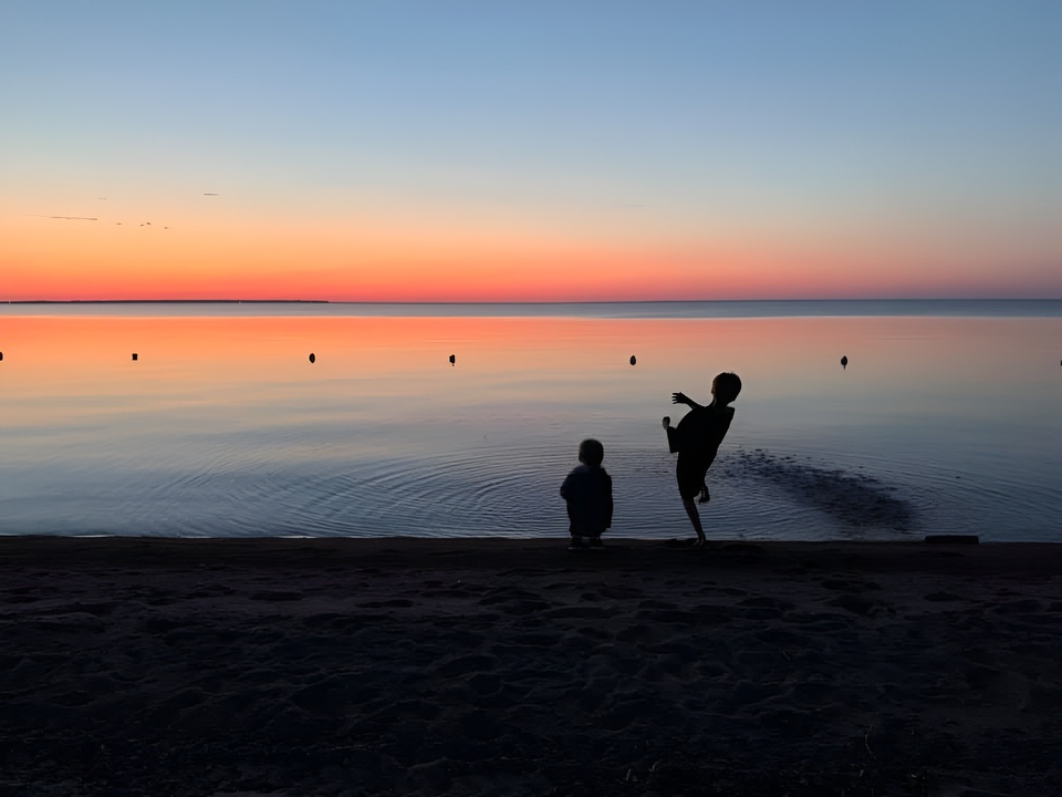 Vue sr la plages avec deux enfants à Hébergement Plage Robertson