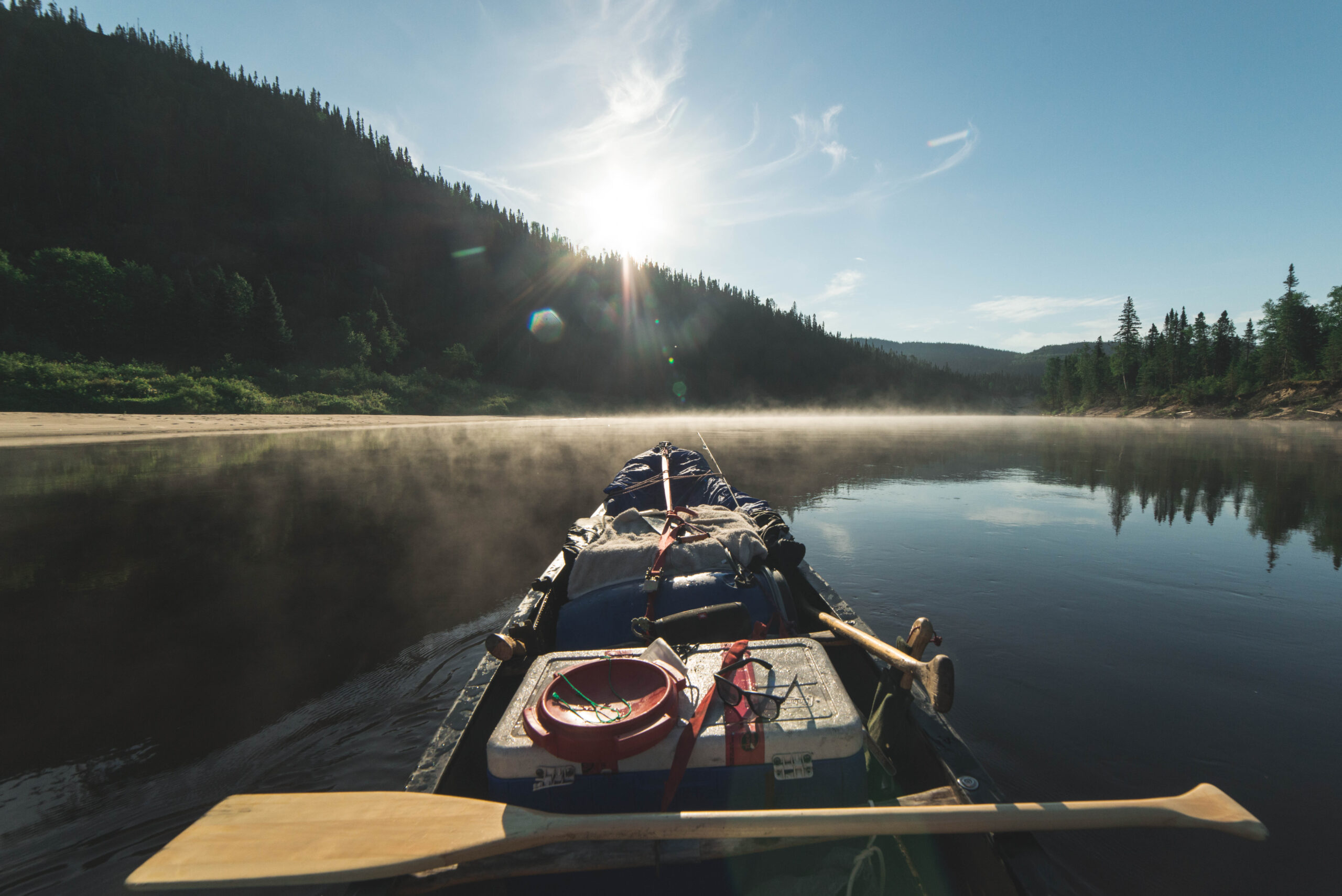 Canot sur un lac avec du matériel de pêche