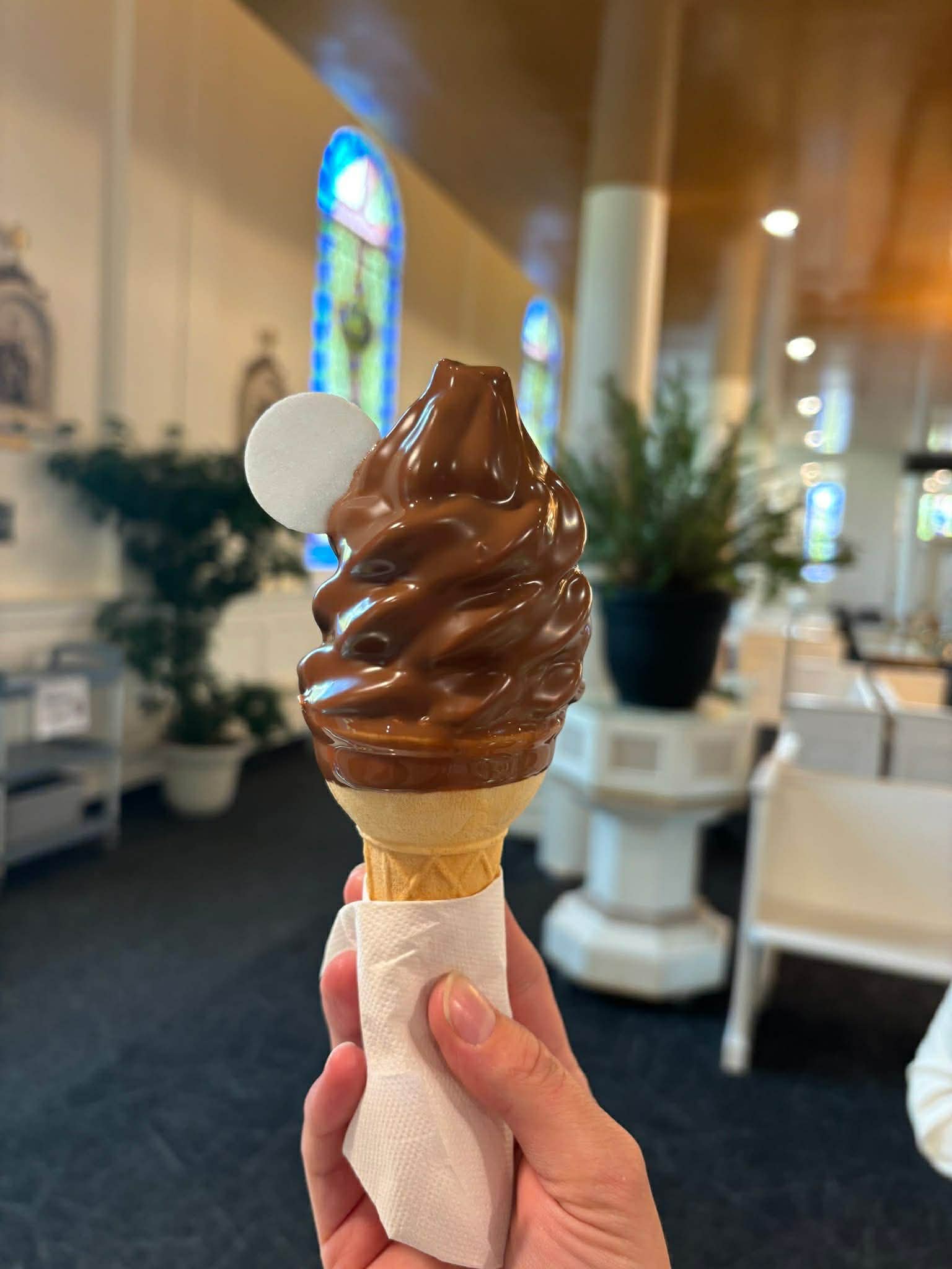 Crème molle trempé dans le chocolat au lait du Saint-Crème