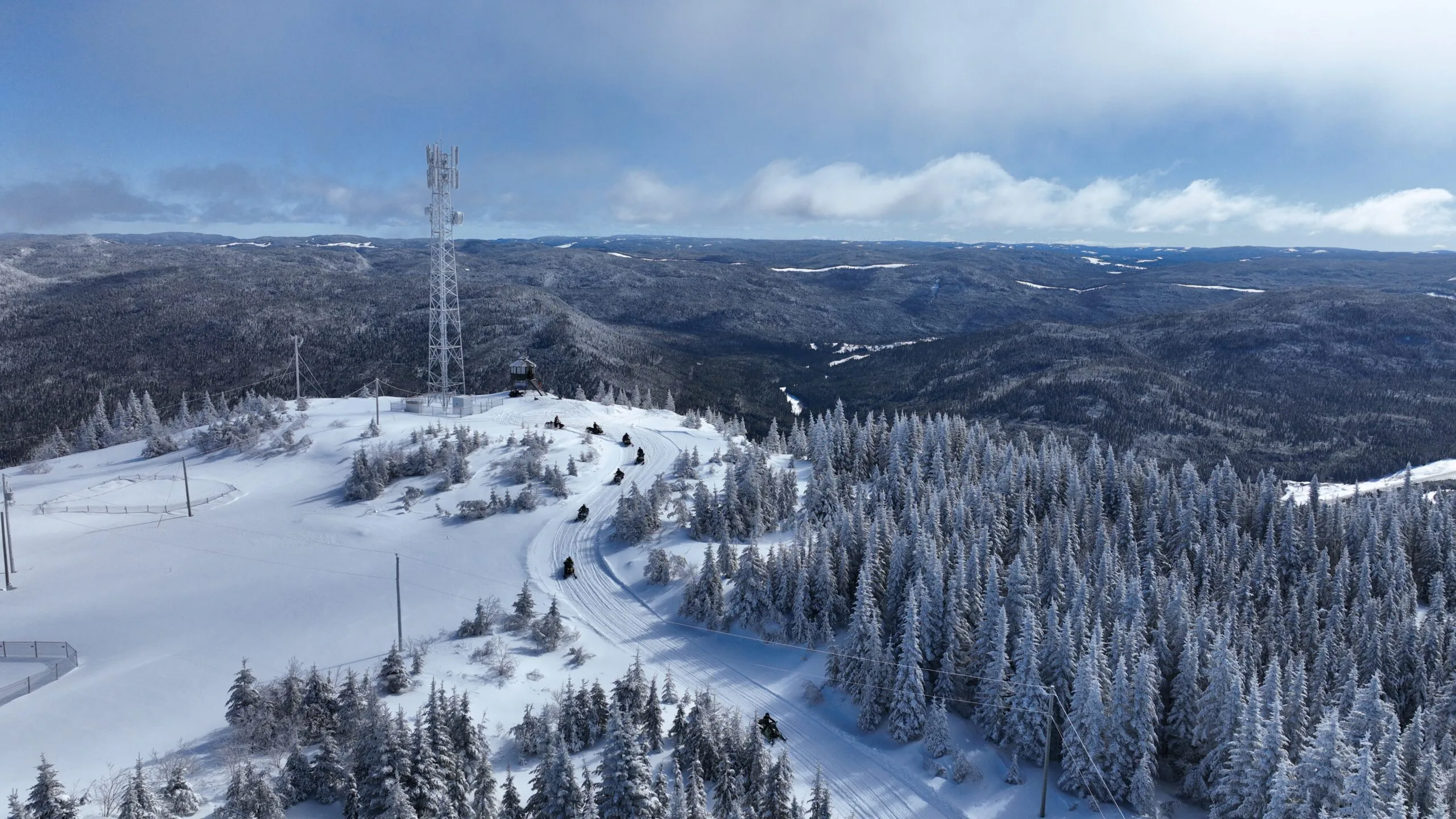 Traverser la Réserve faunique des Laurentides en motoneige : cap sur le Mont-Apica