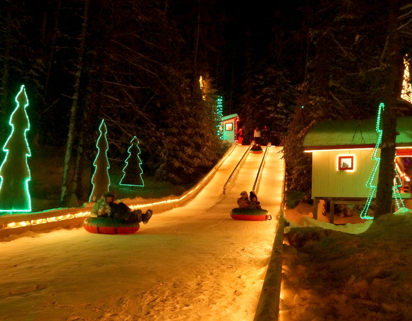 Glissade en tube de la Maison du Père-Noël à Girardville