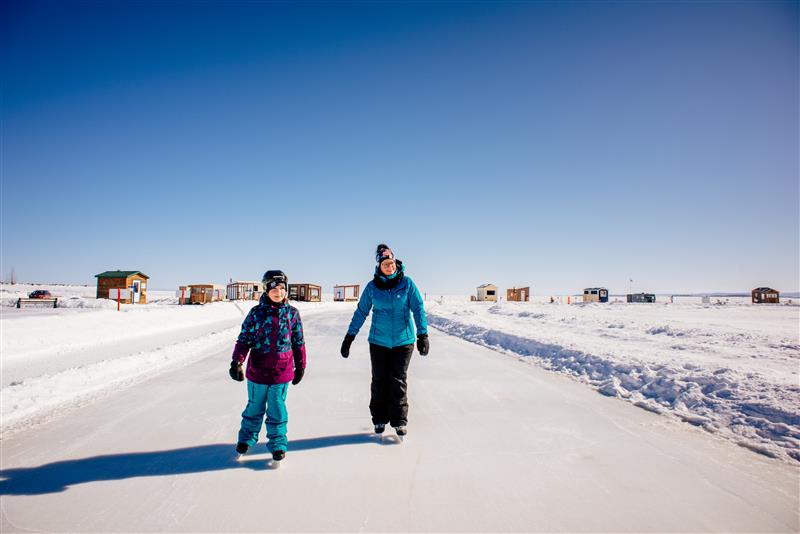 Patineuses sur le village sur glace de Roberval