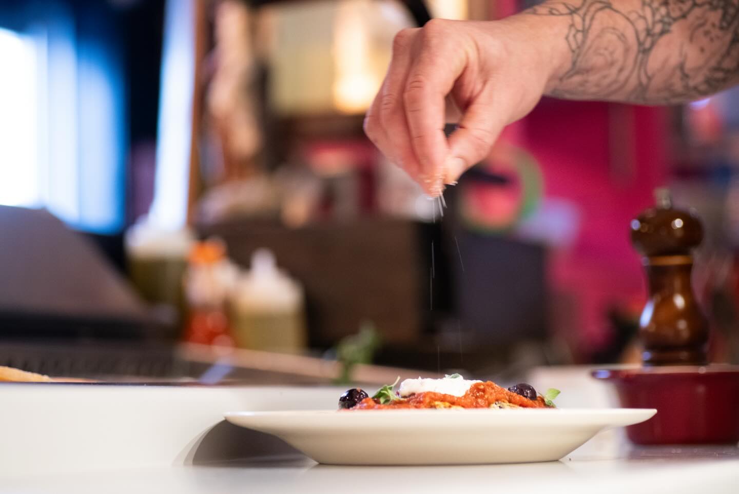 Chef qui mets du parmesan sur un plat de ananas mon Amour