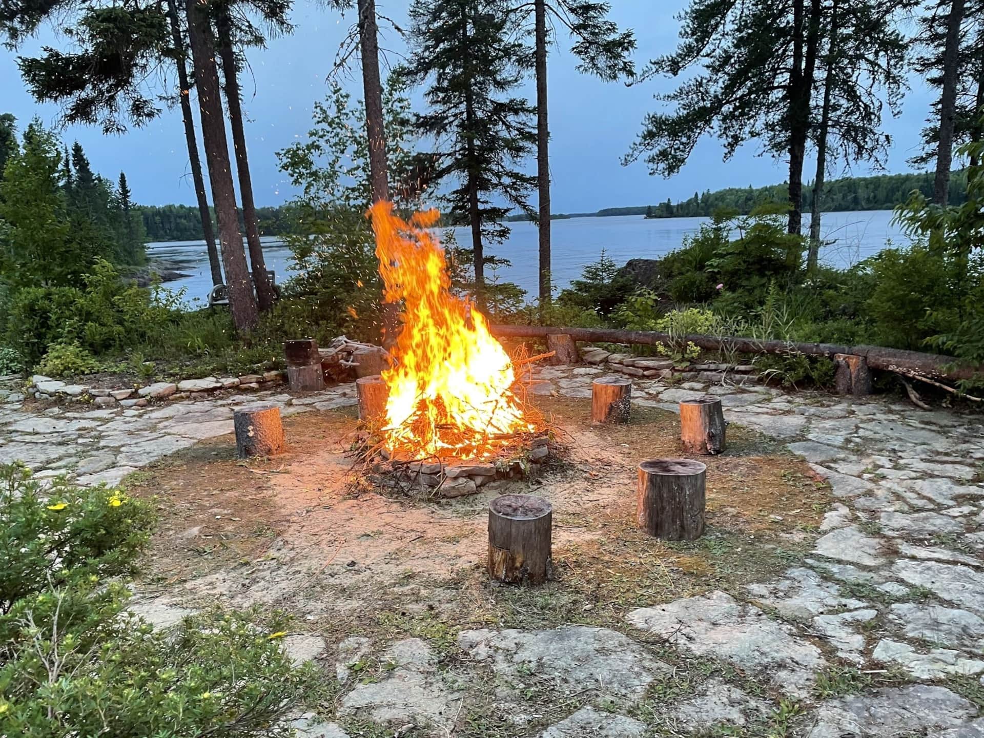 Feu en plein-air au site l'escale des migrateurs
