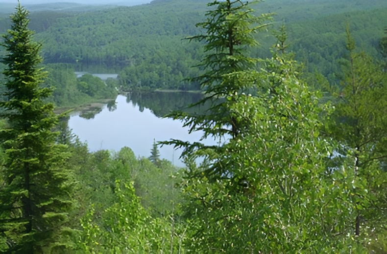 Vue aérienne du massif au 3 lacs