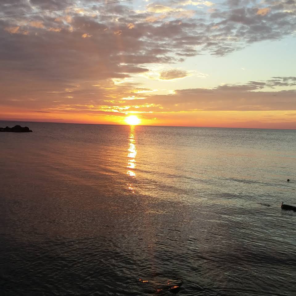 Coucher de soleil sur l'eau au gite du pêcheur