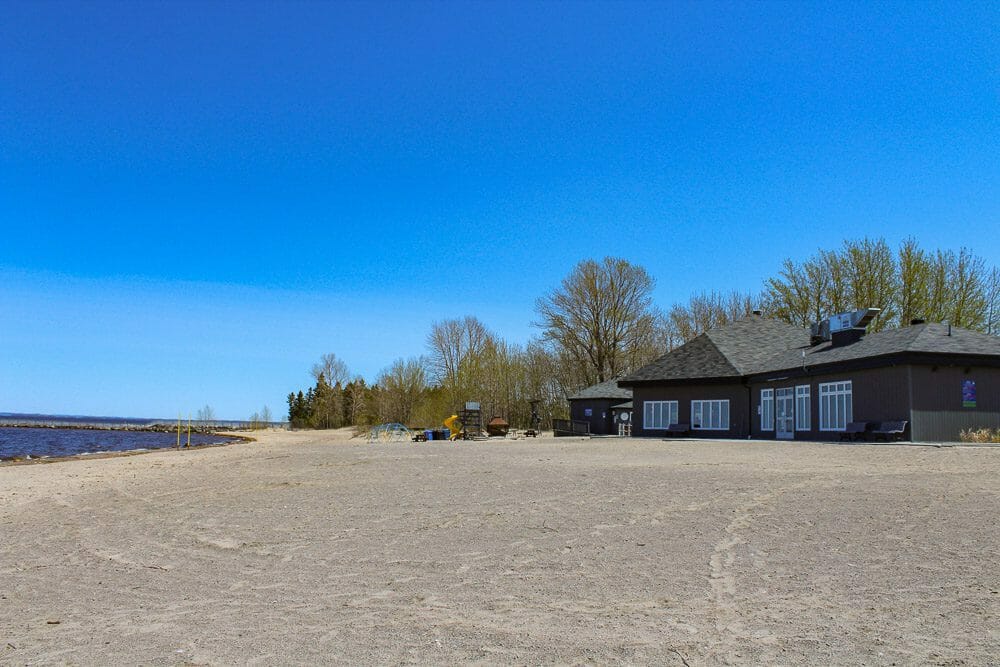 Vue de la plage devant le resto bar le rigolet