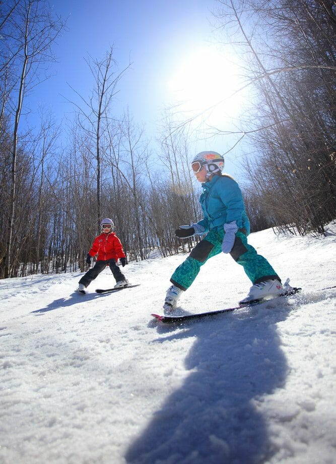 deux enfants en ski alpin secteur mont villa saguenay