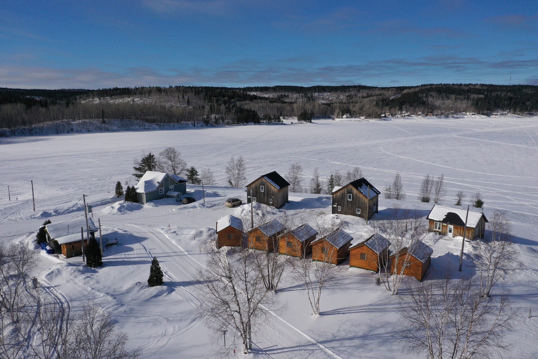 vue aérienne des chalet et du Lac-à-Jim