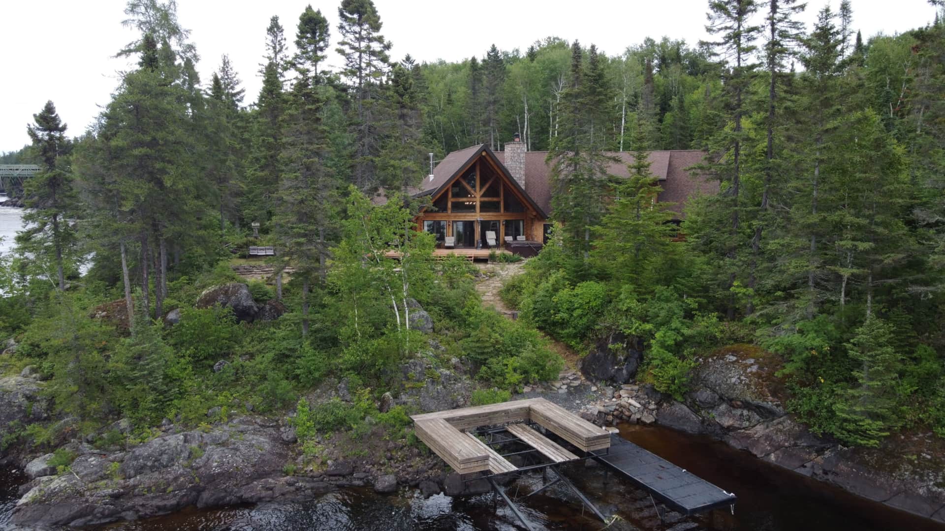Vue extérieur du chalet en bois rond du gite l'escale des migrateurs