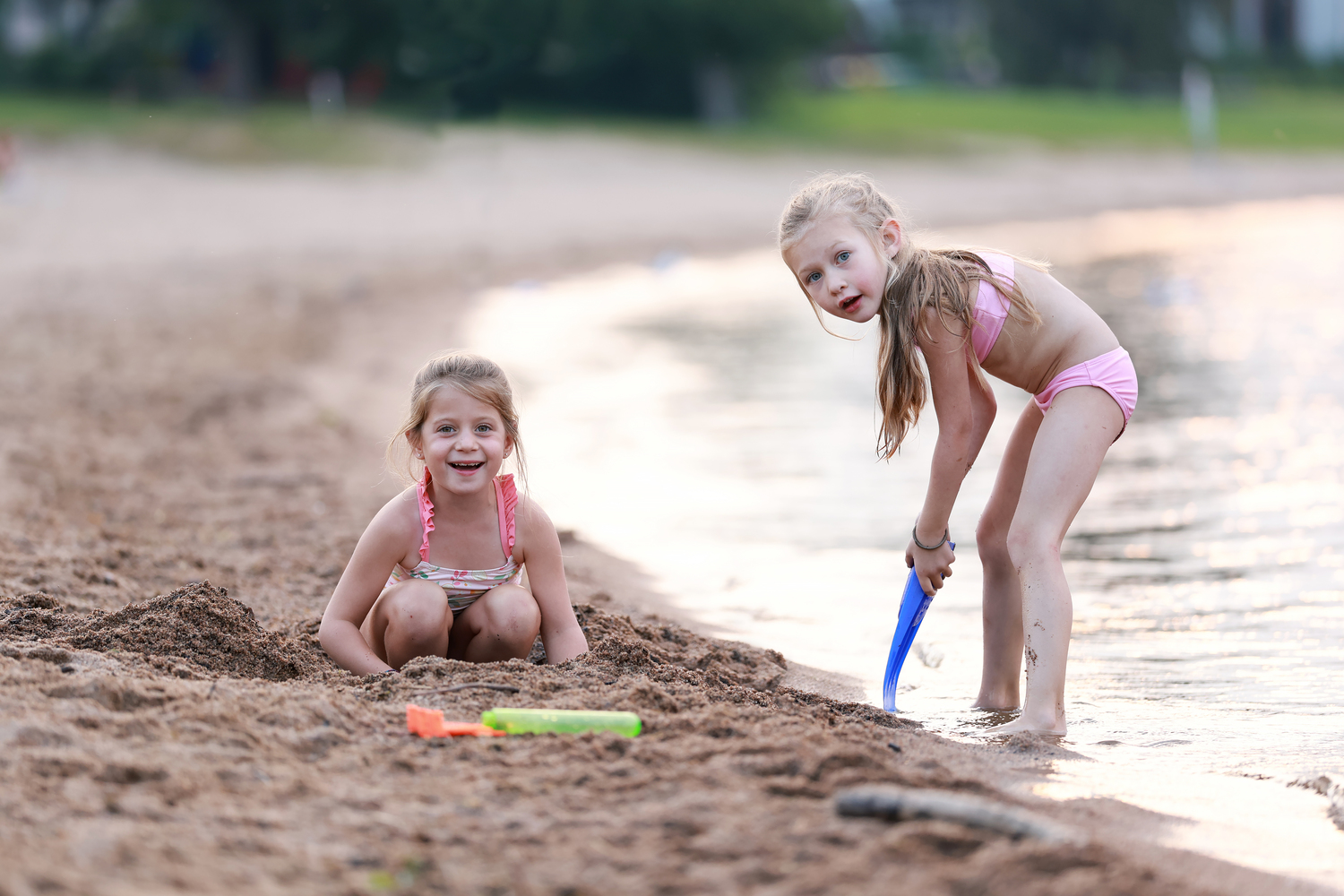 Enfant à la plage municipale de saint-prime