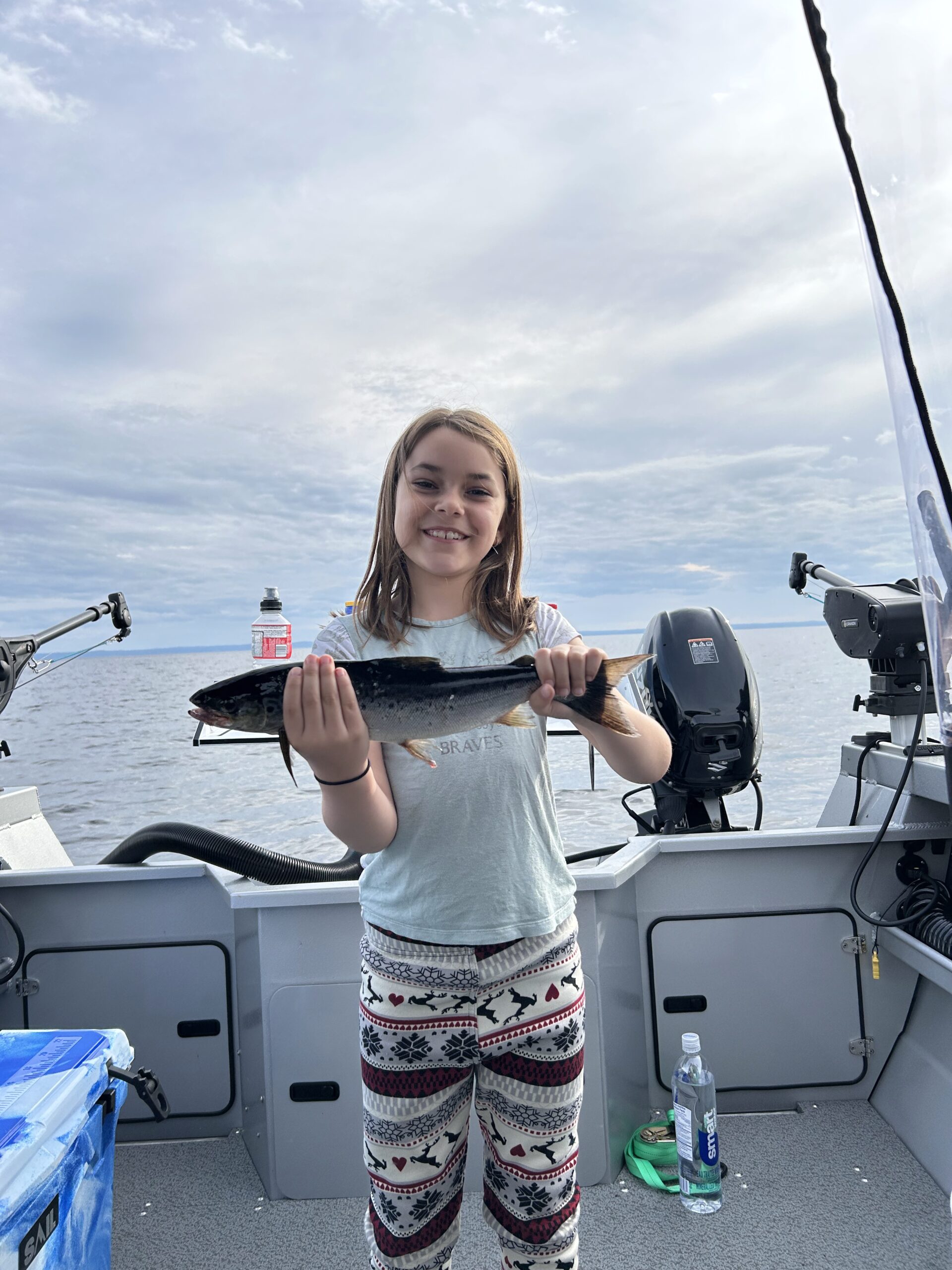 fillette-avec-un -poisson-des-expeditions-du-capitaine-dan