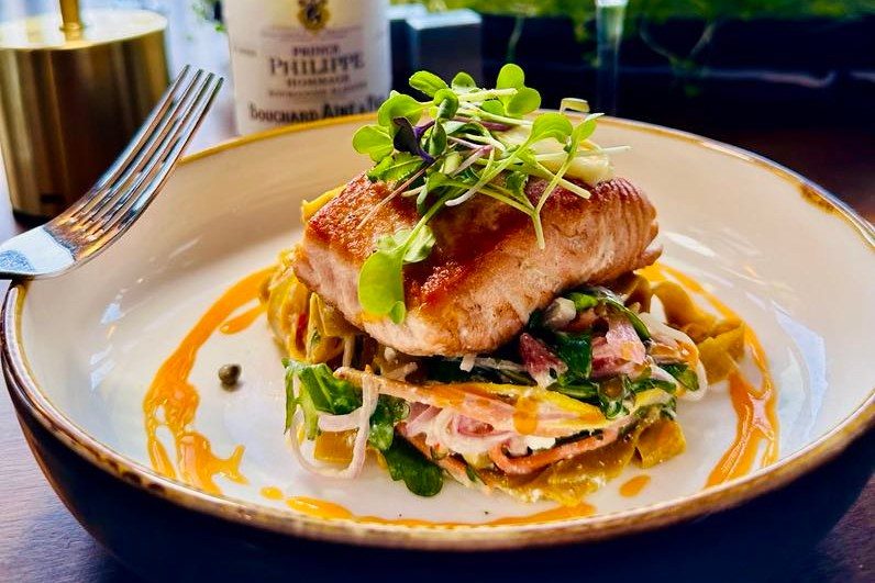 plat de saumon gastronomique fait par le baumier